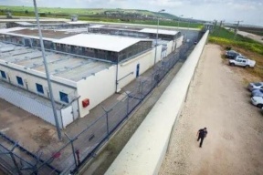 فتح: مكان الأسرى الطبيعي بين أهلهم وليس في الزنازين الظالمة