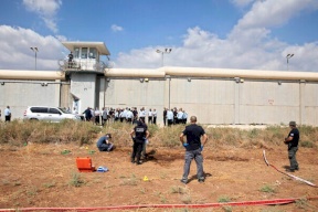 مسؤول إسرائيلي: نخوض معركة عقول ونتعامل مع أسرى "داهية"