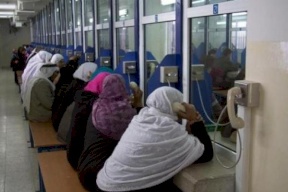 الاحتلال يوقف زيارات العائلات للأسرى خلال أيلول