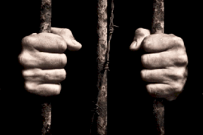 مشروع قانون "ظالم" ضد الأسرى: زائر واحد بالسنة.. واللحوم ممنوعة!