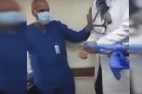 مفاجآت جديدة بقضية الطبيب المصري الذي طالب ممرضا مسناً بالسجود لكلب