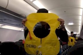 لماذا لا يجب فتح سترة النجاة على متن الطائرة؟