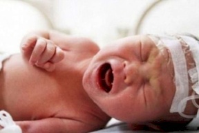 لماذا نردد الأذان في أذن المولود؟.. "الإفتاء" تجيب