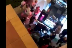 بعيون أحد الشهود.. تفاصيل اللحظات الأخيرة لانتحار فتاة داخل مول بمصر! (فيديو)