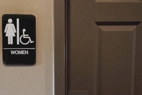 عامل في مطعم مصري يبتكر حيلة لتصوير النساء داخل الحمام.. وفتاة تفضحه! 