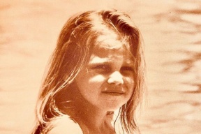 فنانة مصرية شهيرة تنشر صورتها وهي طفلة.. خمنوا من هي؟