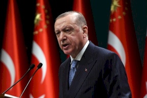 أردوغان يرتكب خطأ خلال عرضه كتابه الجديد (فيديو)