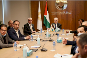 رئيس الوزراء يزور سلطة النقدويطلع على خططها التطويرية