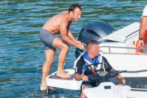 ماكرون يقاضي مصوراً بعد عرض صورته بزي السباحة