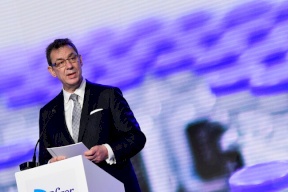 رئيس شركة "فايزر" يتنبأ بموعد عودة الحياة إلى طبيعتها في العالم