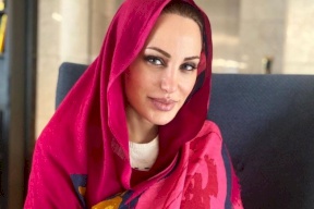 شبيهة أنجلينا جولي الأهوازية تروي ما حدث معها عندما رأت النجمة بباريس (صور)