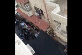 سطو مسلح على محل لبيع المجوهرات في طولكرم.. لصوص بزي نسائي! (فيديو)