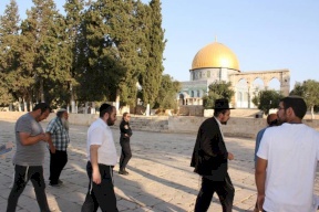 مئات المستوطنين يقتحمون المسجد الأقصى