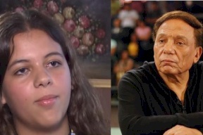 رد فعل عادل إمام بعد تقليد حفيدته مشهدا من مسرحية "مدرسة المشاغبين" (فيديو)