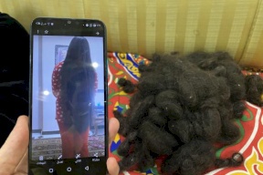 طفلة مصرية ذهبت إلى الكوافير لتسريح شعرها فعادت صلعة! (صور وفيديو)