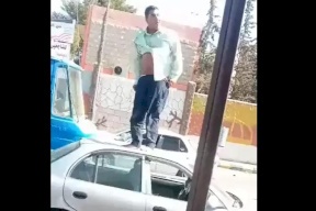 أردني في حالة هستيرية يتعرى من ملابسه وسط الشارع بعد مخالفته (فيديو)
