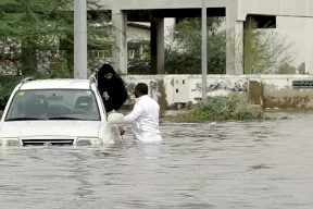 سيول "شاهين" تطيح بجدار منزل في عمان وسط صراخ سكانه (فيديو)