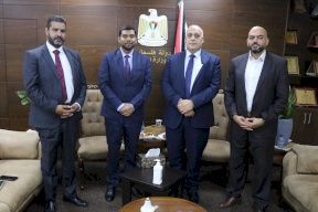 وزير العمل والسفير الهندي يبحثان سبل التعاون المشترك