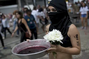 صور تهز دولة بأكملها وتثير شعبها.. ما قصتها؟ (شاهد)