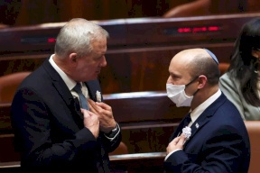 هآرتس: علاقة بينيت وغانتس وصلت للحضيض بعد كشف عملية الموساد