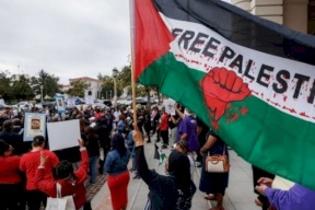 كاليفورنيا.. اتحاد الطلاب يقر قانوناً يربط المساعدات المقدمة للاحتلال باحترام حقوق الفلسطينيين
