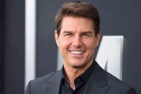 توم كروز بوجه منتفخ وملامح مختلفة تماما.. هل لجأ لحقن الفيلر؟