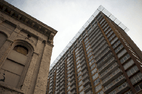 شاب يحاول الانتحار بالقفز من الطابق التاسع وينجو بأعجوبة كما يحدث بالأفلام! (صور)