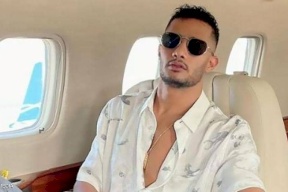 فيديو الطائرة يثير الجدل.. ماذا فعل محمد رمضان مع المضيفتين؟