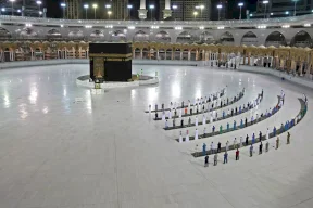 السعودية: وزارة الحج تكشف سبب عودة الصلاة في الحرم المكي دون مسافات