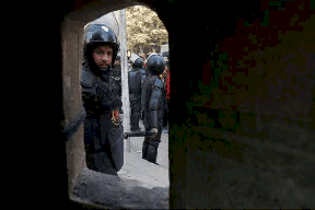 عاتبها زوجها لعدم غسل ملابسه.. فتلقى عقابا صادما