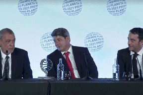 موقف غريب.. فوز "كاتبة" مشهورة بمليون يورو ليكتشفوا أنه اسم وهمي لـ3 رجال!