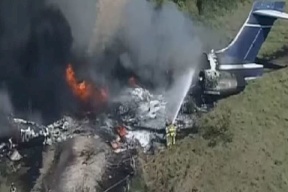 ما السر بنجاة كل ركاب طائرة أميركية تحطمت واحترقت؟ (فيديو)