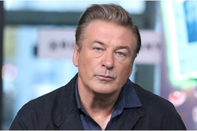 أليك بالدوين يوجه رسالة مؤثرة بعد قتله مصوّرة وإصابة المخرج