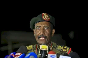 البرهان يفرض الطوارئ في السودان ويحل مجلسي السيادة والوزراء