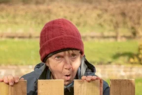 شابة عشرينية تتعرض لموقف غير متوقع من جارتها المسنة.. والسبب غريب!