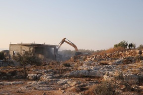 الاحتلال يهدم 4 محال تجارية قيد الإنشاء في دير قديس غرب رام الله