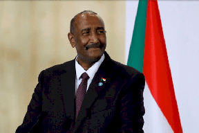 البرهان يصدر قرارا بحل النقابات والاتحادات المهنية في السودان