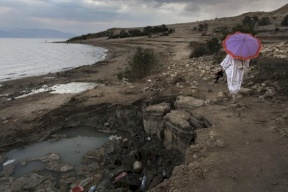 انحسار البحر الميت يشكل حفرا امتصاصية خطيرة