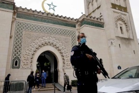 فرنسا تعتزم إغلاق 7 مساجد وجمعيات بحلول نهاية العام