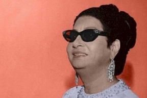 صورة نادرة لأم كلثوم ..من دون نظاراتها وبحجاب الصلاة!