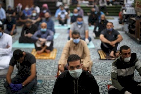 أوقاف غزة تقرر إلغاء التباعد بين المصلين في مساجد القطاع