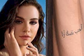سيلينا غوميز تكشف سر الوشم العربي على جسدها لأول مرة!
