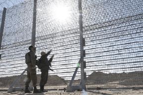 صحيفة: إسرائيل متخوفة من "تفجير" الجدار الحدودي شرق غزة