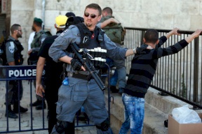 الاحتلال يعتدي علي طفل ويعتقله قرب باب العامود