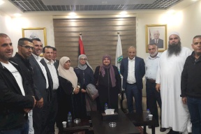 اللواء فرج يلتقي عائلات الأسرى المضربين ونادي الأسير