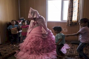 فيديو| زواج طفلة عمرها 12 سنة بالعراق يثير غضبا.. ووالدتها تستنجد 