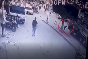 في غزة: طفل يدفع آخر تحت شاحنة فيلقى حتفه فوراً