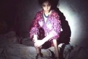 صورة| صرخات وأنين.. أهالي قرية مصرية يعثرون على طفلة حبيسة لـ3 سنوات