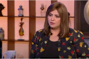 فنانة مصرية مشهورة تنفعل على الهواء بعد الحديث عن سجنها 10 سنوات بسبب خادمتها (فيديو)