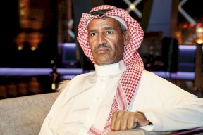 فنان سعودي يتعرض لموقف محرج خلال بث مباشر (فيديو)